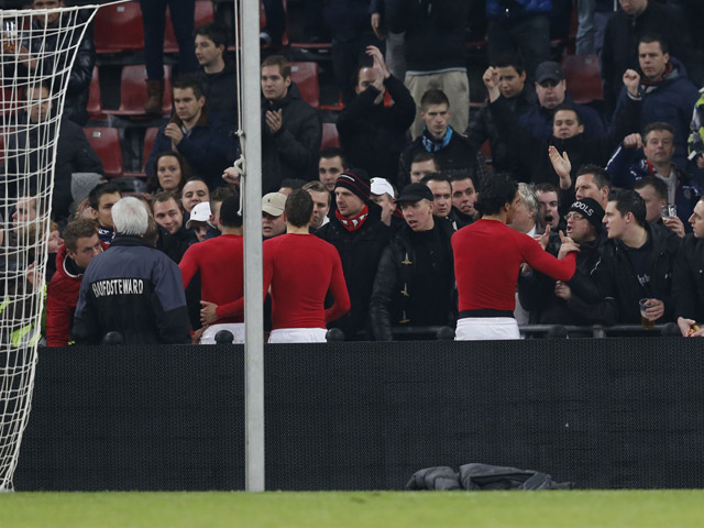 Een deceptie voor zowel de PSV-spelers als de fans. Samen delen zij hun teleurstelling na de 2-6 nederlaag tegen Vitesse. De aanhang steekt het kwakkelende team van Phillip Cocu een hart onder de riem.