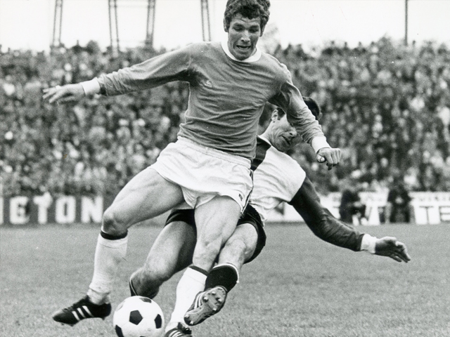 Op zondag 26 mei 1969 wordt Feyenoord op de voorlaatste speelronde voor de negende keer kampioen van Nederland. Door de 0-1 overwinning op FC Twente kon achtervolger Ajax de titel uit het hoofd zetten. Willem van Hanegem zet hier een tackle in op Twente-middenvelder Henk Houwaart. De Zweed Ove Kindvall, afgelopen donderdag nog aanwezig tijdens de zeventigste verjaardag van zijn oud-collega Van Hanegem, was in die wedstrijd de enige doelpuntenmaker.