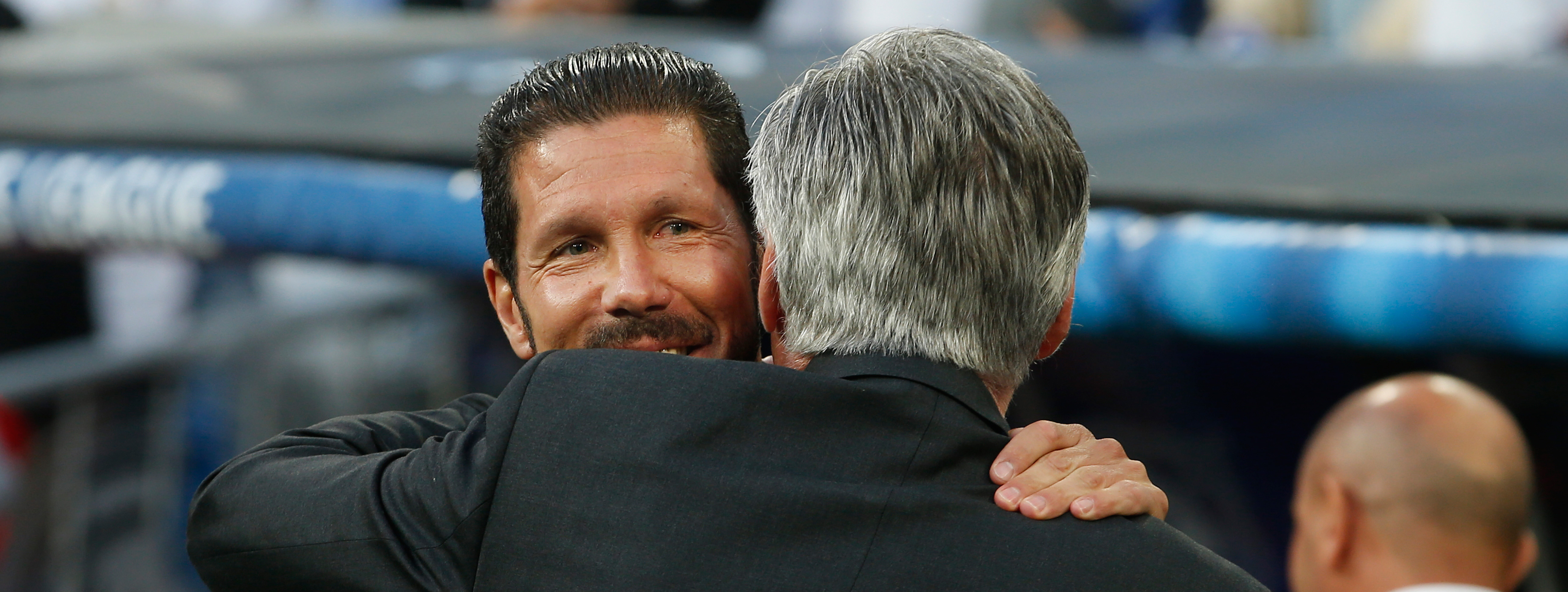 Diego Simeone en Carlo Ancelotti begroeten elkaar voor de wedstrijd hartelijk.