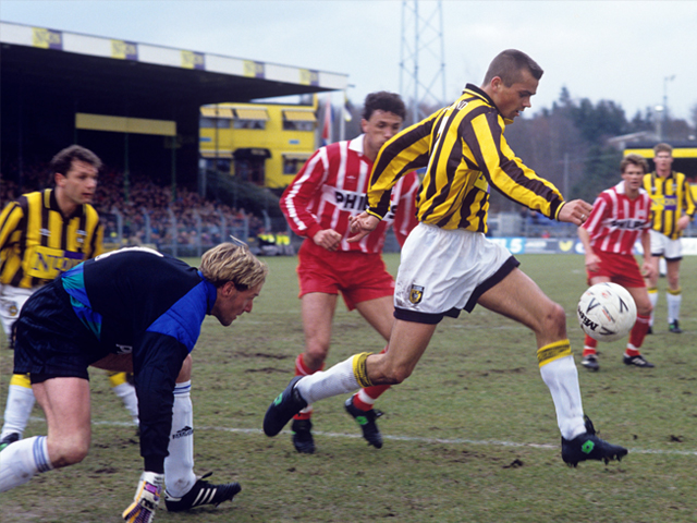 6 maart 1994: Vitesse - PSV 0-0. Huidig PSV-trainer Phillip Cocu in de aanval.
