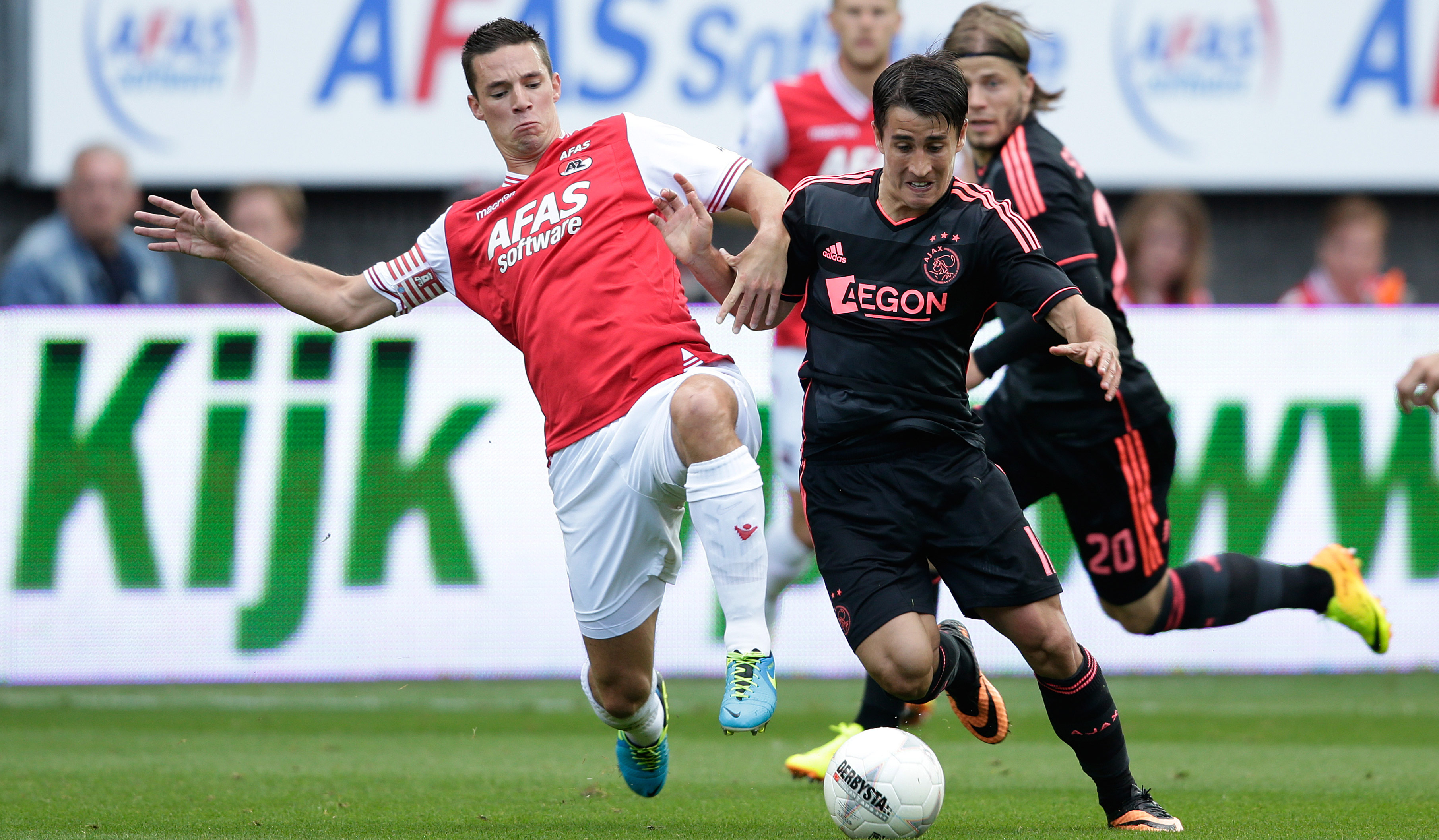 Nick Viergever vorig seizoen in duel met Bojan Krkic in de wedstrijd AZ - Ajax (3-2 winst voor de Alkmaarders, red.).