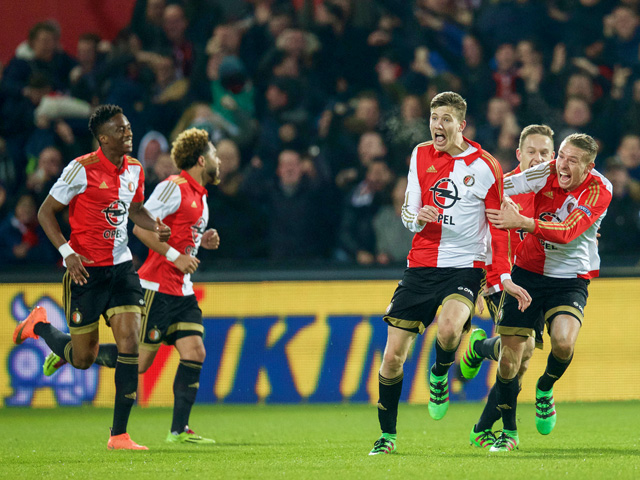 3 maart 2016: Feyenoord - AZ 3-1. Feyenoord moet in de halve finale van het toernooi van de KNVB-beker winnen van AZ om het seizoen te redden. De thuisploeg komt op voorsprong door een eigen doelpunt van Markus Henriksen, maar diezelfde Henriksen trekt de stand weer gelijk. Michiel Kramer en Dirk Kuyt vellen vervolgens het vonnis over de Alkmaarders.