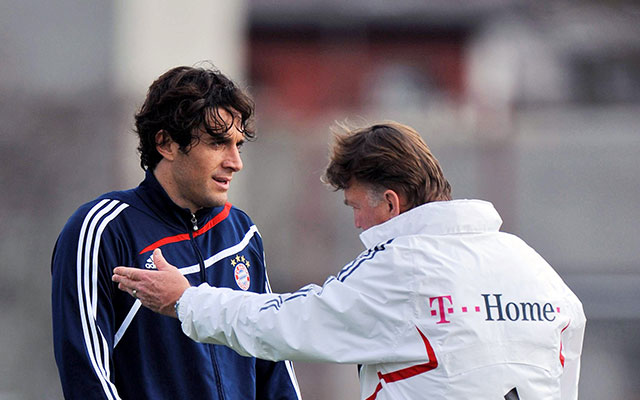 Tussen 2007 en 2010 beleefde Luca Toni zijn eerste buitenlandse avontuur bij Bayern München, waar hij vaak overhoop lag met Louis van Gaal. De foto spreekt wat dat betreft boekdelen. Van Gaal die zijn spits met grote gebaren iets probeert uit te leggen en Toni die het allemaal wel lijkt te geloven.