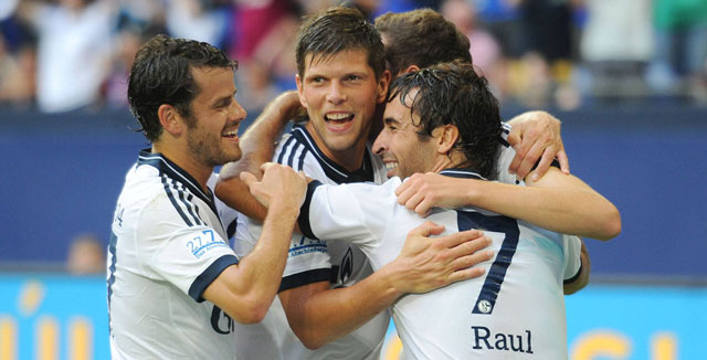 Raúl in zijn tijd bij Schalke 04, met onder meer Klaas-Jan Huntelaar.