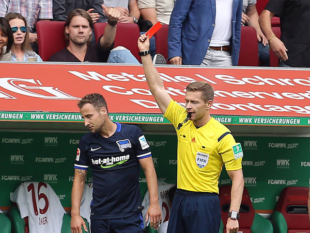 Een valste start van het seizoen 2015/16 voor Beerens. Hij krijgt in het openingsduel met Augsburg (0-1 winst) na 66 minuten zijn tweede gele kaart en moet van het veld.