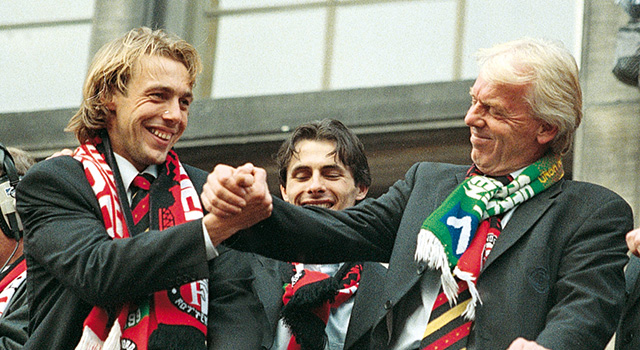 Leo Beenhakker was in 1999 de laatste trainer die Feyenoord de landstitel bezorgde. Hier viert hij dat op de Coolsingel met Paul Bosvelt. Op de achtergrond Kees van Wonderen.