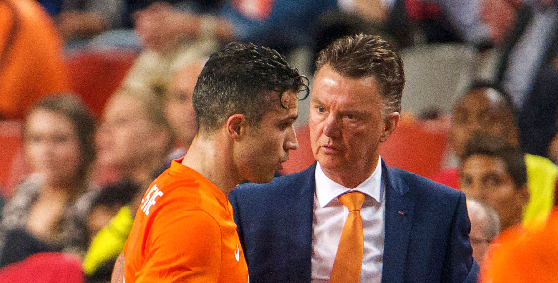 Tien minuten voor het einde zit Van Persie&#039;s wedstrijd erop. Klaas-Jan Huntelaar komt de spits van Manchester United, die bijna helemaal weer de oude is, aflossen. 