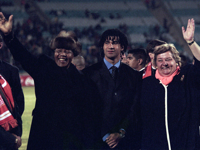 Nelson Mandela met Ruud Gullit en Erica Terpstra na de oefeninterland Zuid-Afrika - Oranje in 1997. Gullit meldde op Twitter geraakt te zijn door het overlijden van Mandela. 