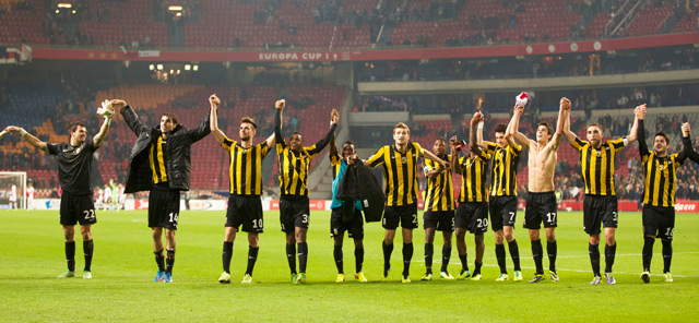 De zeges op Go Ahead en Utrecht vormen de aanleiding voor een bezoek aan de koploper van dat moment, FC Twente dat die stek deelt met PSV. In Enschede wordt met 1-1 gelijkgespeeld, waarna een teleurstellende remise tegen laagvlieger RKC Waalwijk in Amsterdam voor ophef zorgt. Zeker omdat het derde duel op rij, thuis tegen Vitesse, in de slotfase wordt verloren door een doelpunt van Valeri Qaziashvili (0-1). Op dat moment beseft nog niemand in Amsterdam dat het de laatste competitienederlaag van het seizoen zou worden.