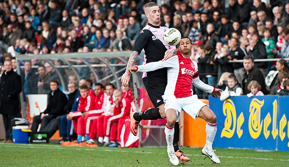 Zwollenaar Lars Veldwijk speelde in het verleden vijf duels in de Eredivisie namens FC Utrecht. Hier is hij in duel met Ajacied Ricardo van Rhijn, tijdens een door Utrecht met 2-0 gewonnen wedstrijd in De Arena.