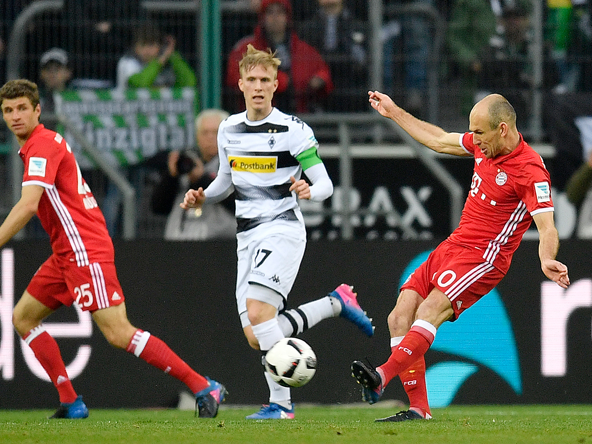 Arjen Robben schiet de bal op de kruising.