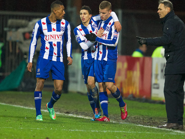 Over de topscorerslijst van 2013 gesproken. Alfred Finnbogason is dit kalenderjaar de meest trefzekere speler op de Nederlandse velden met 27 goals. Zaterdag draagt hij met één doelpunt bij aan de 1-5 zege van SC Heerenveen, dat zo revanche neemt voor de bekeruitschakeling. De vraag is alleen of de IJslander de lokroep van de grote clubs in het buitenland kan weerstaan, zoals zijn trainer Marco van Basten die gaat bijtekenen in Friesland.