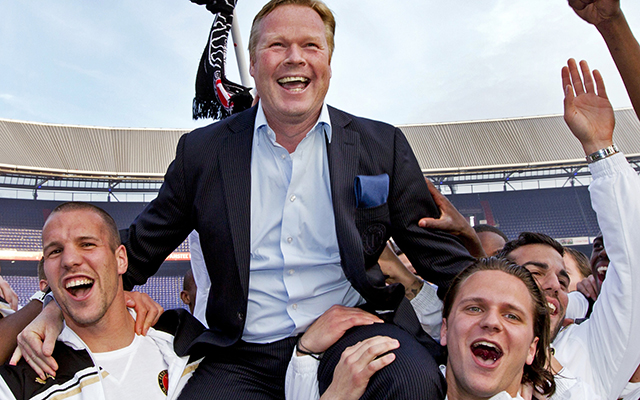 Ron Vlaar neemt Ronald Koeman samen met zijn ploeggenoten op de schouders na het behalen van de tweede plaats met Feyenoord in het seizoen 2011/12.