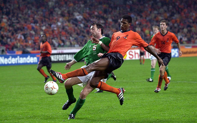 In 2000 verloor Oranje punten tegen Ierland bij de start van de WK-voorronde: 2-2. Op deze foto Patrick Kluivert in duel met Gary Breen. Op de achtergrond kijken Clarence Seedorf en Arnold Bruggink toe.