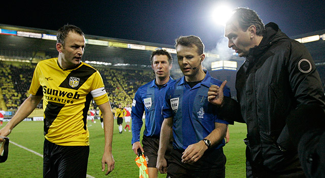 Rob Penders en Robert Maaskant, hier met scheidsrechter Björn Kuipers, werkten eerder al samen bij NAC Breda als speler en trainer.
