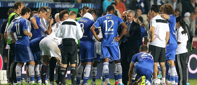 Mourinho instrueert zijn troepen voorafgaand aan de verlenging.