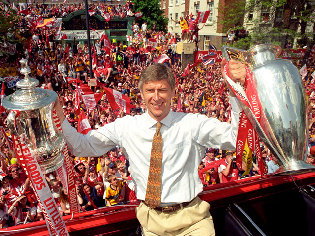 Met de uitstraling van een professor transformeerde Arsène Wenger Arsenal na zijn binnenkomst naar een voetbaluniversiteit bij uitstek. Drie keer hielp de Fransman The Gunners aan een landskampioenschap. Met name het team waarin Dennis Bergkamp en Thierry Henry als aanvallers fungeerden, sprak tot de verbeelding. Wenger, in de winter zelden in het openbaar te zien zonder zijn kenmerkende lange regenjas, lijkt na een minder succesvolle periode weer klaar voor een volgend hoofdstuk van het succesverhaal in Noord-Londen. The Specialist In Failure, zoals Mourinho zijn Franse collega eerder noemde, staat in de Premier League momenteel tweede met Arsenal.