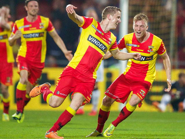 Sjoerd Overgoor rent na zijn winnende goal (2-1) tegen NAC Breda weg. Door zijn treffer zet Go Ahead een enorme stap richting directe handhaving. En dat mag gevierd worden. Helemaal veilig zijn de Deventenaren nog niet.