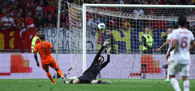 Luciano Narsingh scoorde twee keer in zijn eerste twee interlands onder Louis van Gaal. Hier zet hij Oranje vlak voor tijd op een 2-0 voorsprong in de WK-kwalificatiewedstrijd tegen Turkije.