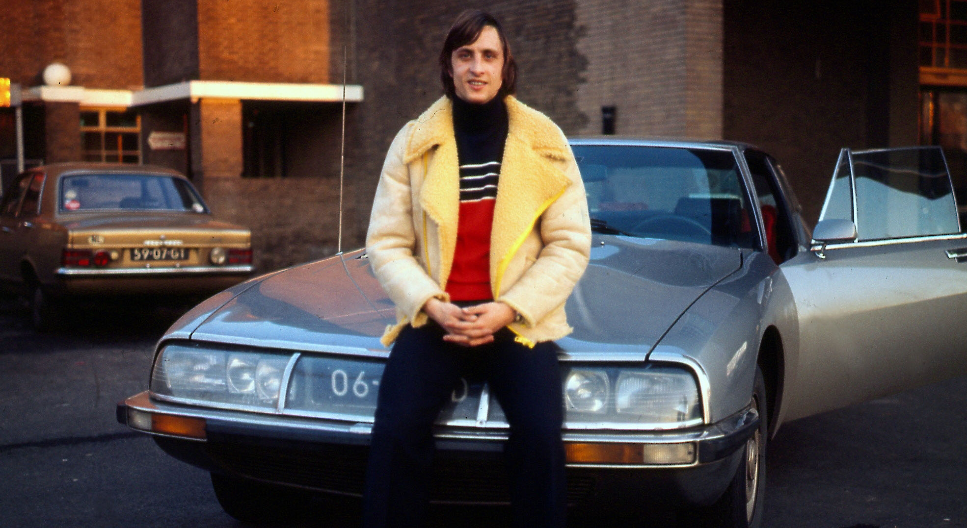 Johan Cruijff in zijn jonge jaren voor zijn Citroën SM.