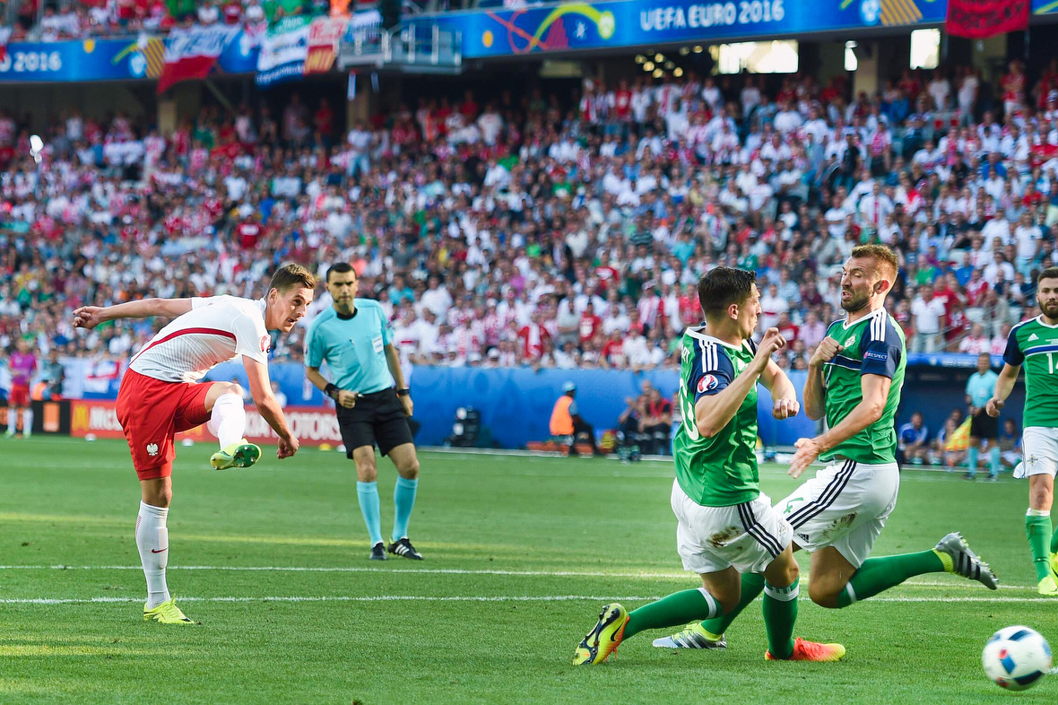 Ajax-spits Arek Milik scoort en bezorgt Polen de zege op Noord-Ierland. De Noord-Ierse spelers sluiten te laat het gat dat tussen hen is ontstaan.