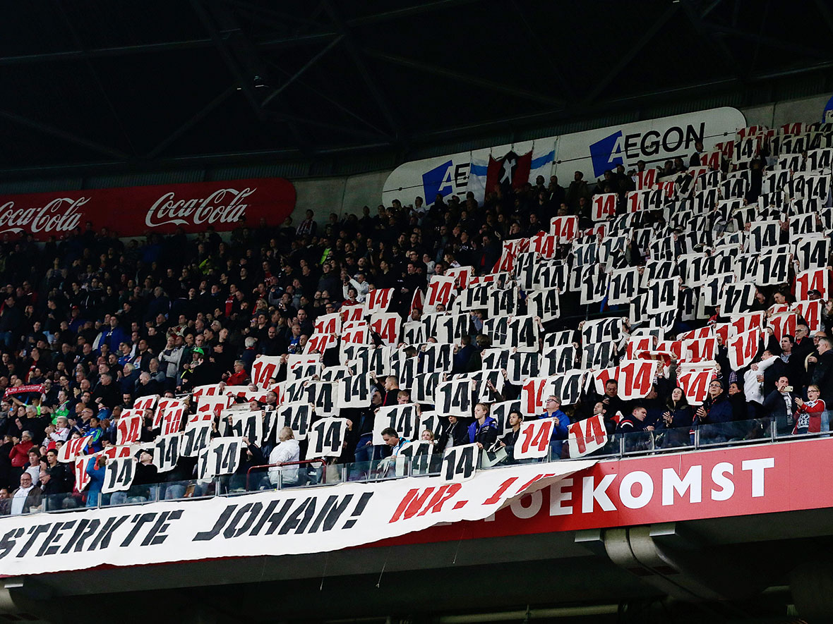 Een week na het Eredivisie-brede steun wenst ook de Arena in de veertiende minuut sterkte aan Ajax-icoon Johan Cruijff. 