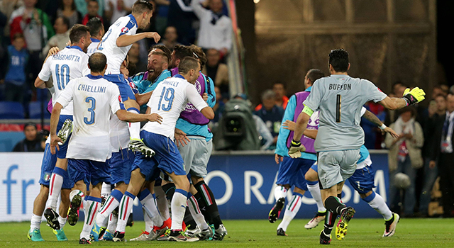 De Italianen gaan compleet uit hun dak na de beslissende treffer van Graziano Pellè tegen België. Ook vóór de aftrap van elke EK-wedstrijd van Italië spat de passie ervan af, als de Squadra Azzurra het volkslied uit volle borst meezingt.