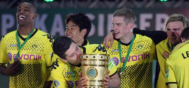 Robert Lewandowski kust de DFB-Pokal, die Borussia Dortmund in 2012 mede dankzij drie goals van de Pool won ten koste van Bayern München (5-2). Inmiddels zijn de rollen echter volledig omgedraaid.