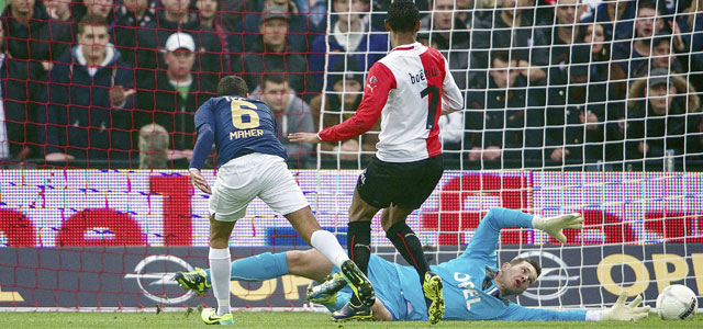 Dankzij een goed uitgespeelde goal van Adam Maher startte PSV nog veelbelovend in De Kuip.