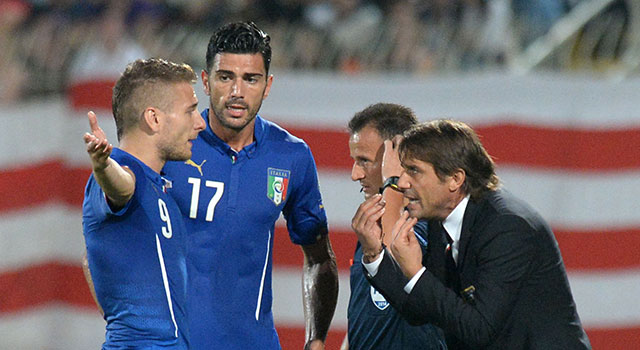 Ciro Immobile is voor Lazio een duurder alternatief dan Graziano Pellè, hier samen met zijn collega-spits in gesprek met bondscoach Antonio Conte.