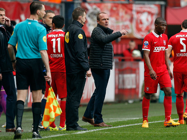 Alfred Schreuder instrueert zijn spelers tijdens het duel FC Twente-AZ. Supporters eisen tijdens de wedstrijd massaal het vertrek van de coach.