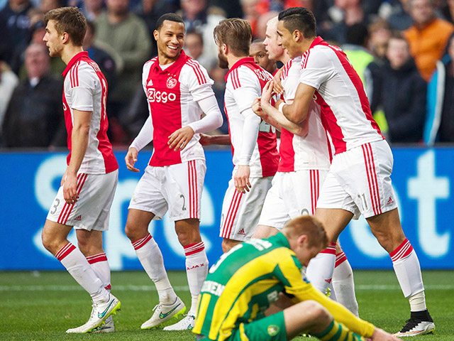 Ajax worstelt zich langs ADO Den Haag (1-0). De Amsterdammers hebben veel moeite met de defensieve tactiek van de Hagenaars in De Arena. ADO-aanvaller Xander Houtkoop helpt de ploeg van trainer Frank de Boer met een eigen doelpunt uit de brand.