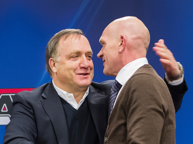 Meester en leerling besluiten met een gelijkspel. Het FC Utrecht van trainer Jan Wouters pakt een punt bij het AZ van Dick Advocaat. Voldoende reden voor een liefdevolle omhelzing.