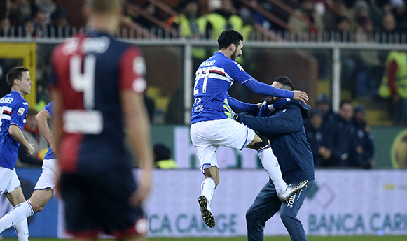 Roberto Soriano viert de openingstreffer van Sampdoria in de Derby della Lanterna.