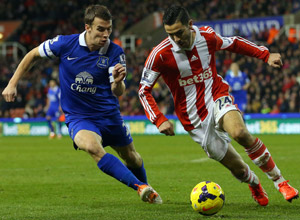 Oussama Assaidi gaat het duel aan met Everton-verdediger Seamus Coleman.