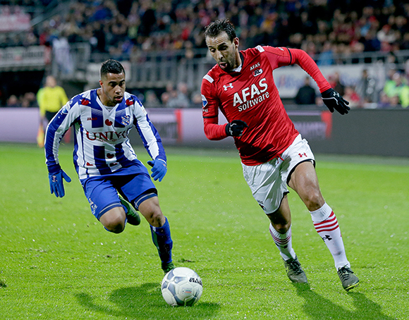 Mounir El Hamdaoui heeft zijn eerste treffer sinds zijn terugkeer bij AZ te pakken. Met dat doelpunt levert de Marokkaanse aanvaller een belangrijke bijdrage aan de 3-1 thuiszege op SC Heerenveen.
