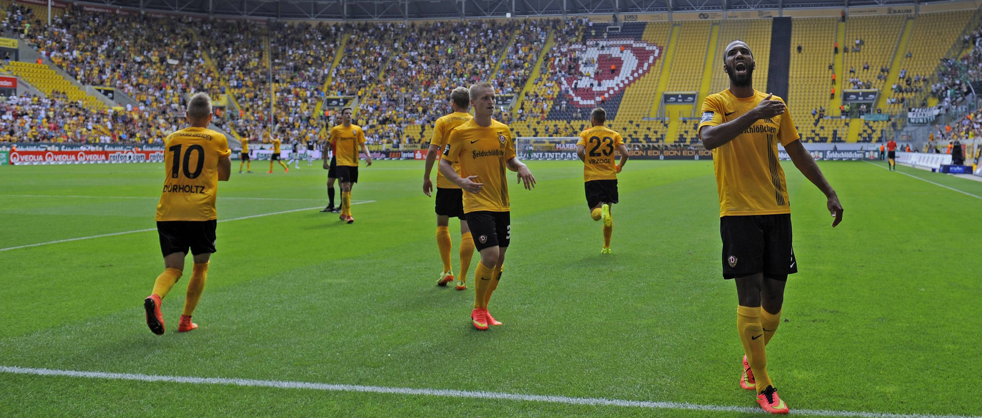 Sylvano Comvalius (uiterst rechts) viert zijn doelpunt in de wedstrijd Dynamo Dresden - SC Preussen Münster (3-1 zege).