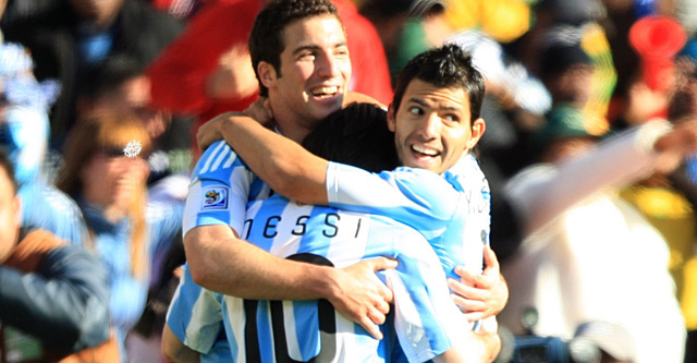 Sergio Agüero en Lionel Messi kennen elkaar van de nationale ploeg. Hier bejubelen ze met Gonzalo Higuaín een Argentijns doelpunt.