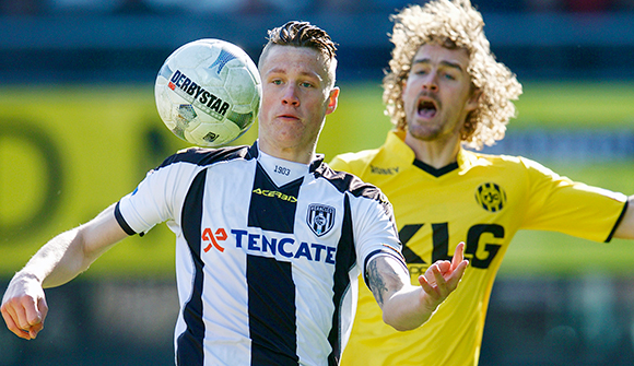 Wout Weghorst (links) wordt op de huid gezeten door Arjan Swinkels.