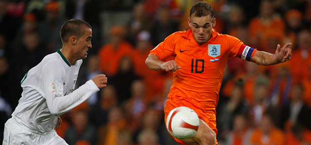 Vijf jaar voordat Louis van Gaal hem de aanvoerdersband schonk, droeg Wesley Sneijder die al in de EK-kwalificatiewedstrijd tegen Slovenië.