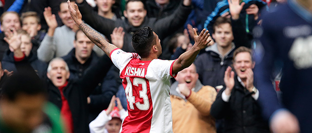 De Ajax-fans sluiten Ricardo Kishna in de armen na zijn goal bij zijn competitiedebuut tegen AZ. Lang konden de fans niet van hem genieten, want na 47 officiële wedstrijden, 7 doelpunten en 13 assists vertrekt hij alweer.