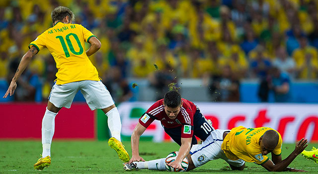 Neymar en James Rodríguez konden zich in de Zuid-Amerikaanse krachtmeting niet onderscheiden. Hier wordt de Colombiaan onderuit gehaald door zijn directe tegenstander Fernandinho.