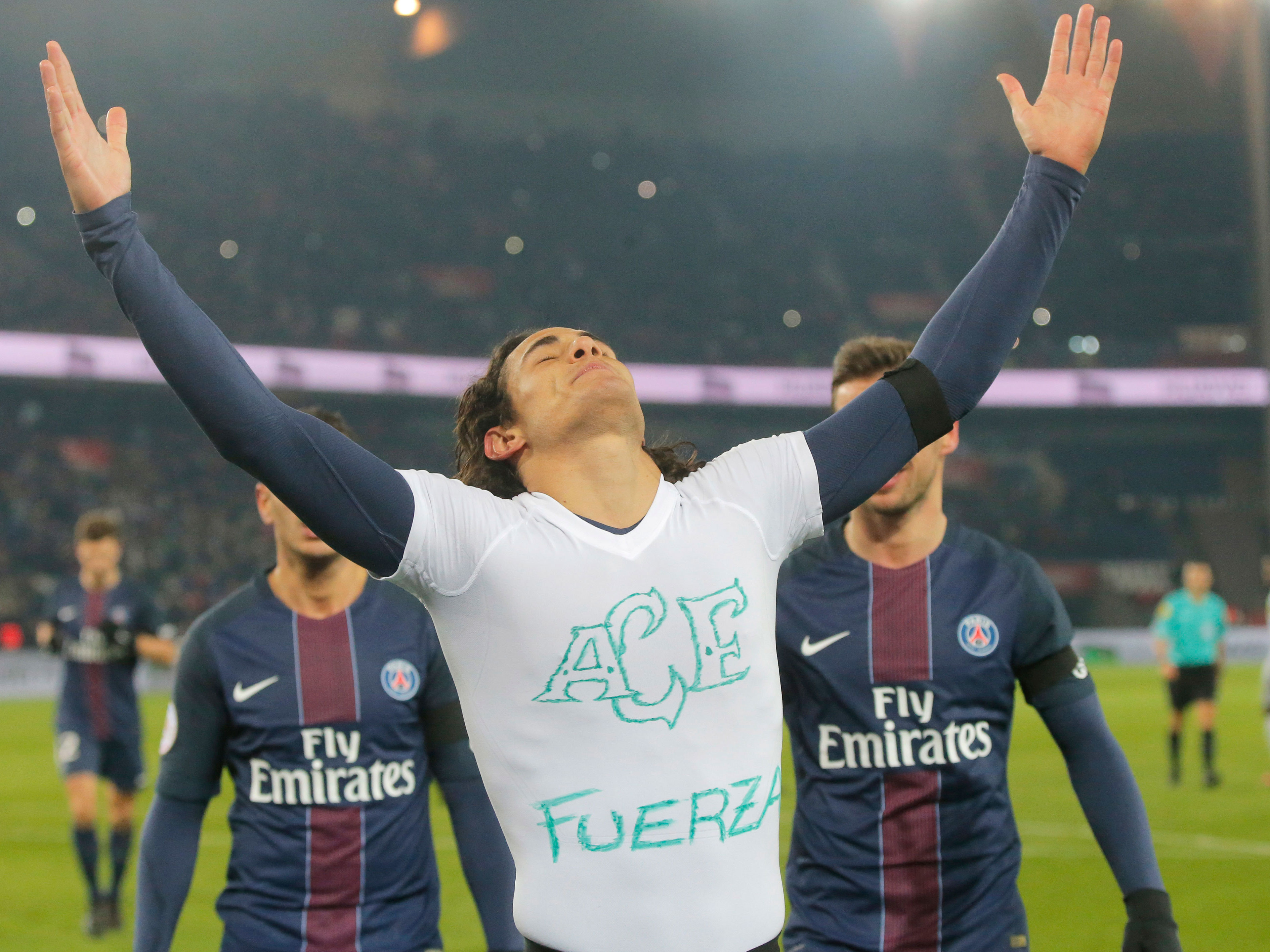 Edinson Cavani maakte tegen Angers zijn honderdste treffer in het shirt van Paris Saint-Germain. De spits uit Uruguay stond daarna stil bij het overlijden van de voetballers van Chapecoense. Hij trok zijn shirt uit en toonde een ondershirt waarop &#039;fuerza&#039; stond, sterkte. 