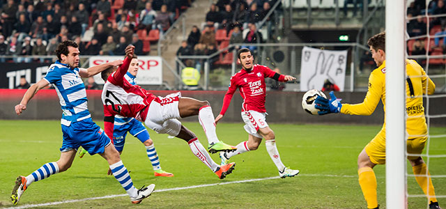 Gyrano Kerk staat op het punt op acrobatische wijze de 2-0 binnen te tikken. De 21-jarige aanvaller scoorde dit seizoen zeven keer in de Jupiler League voor Jong Utrecht.