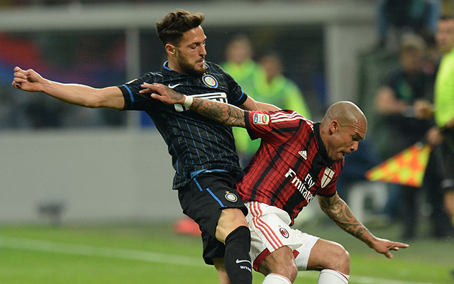 Nigel de Jong, op de foto in duel met Danilo D&#039;Ambrosio, kreeg tegen Inter alweer zijn elfde gele kaart van het seizoen.
