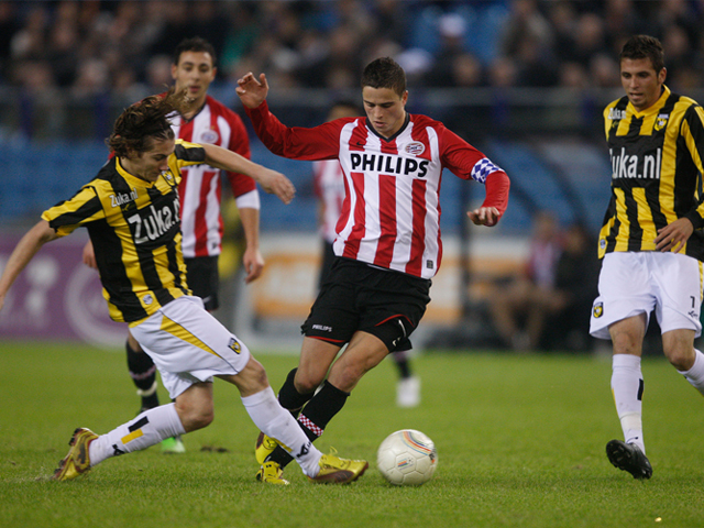 31 januari 2010: Vitesse - PSV 0-0. Paul Verhaegh probeert Ibrahim Afellay te dwarsbomen.