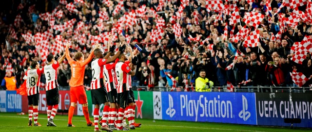 De spelers van PSV bedanken het thuispubliek na de 2-1 overwinning op CSKA Moskou.