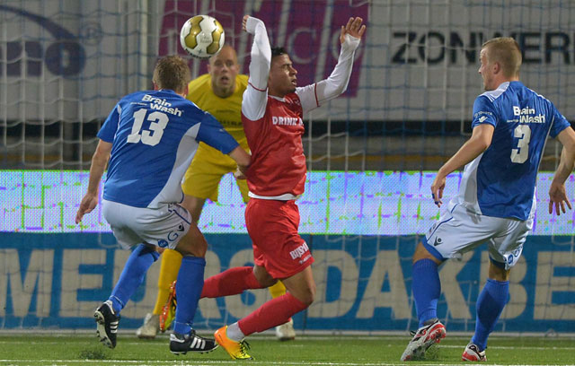 FC Den Bosch-verdediger Jeffrey Buitenhuis (13) veroorzaakt de penalty door Gianluca Maria onderuit te duwen. De strafschop werd nog gemist, maar in de rebound maakte Maria zelf er alsnog 0-1 van voor MVV.