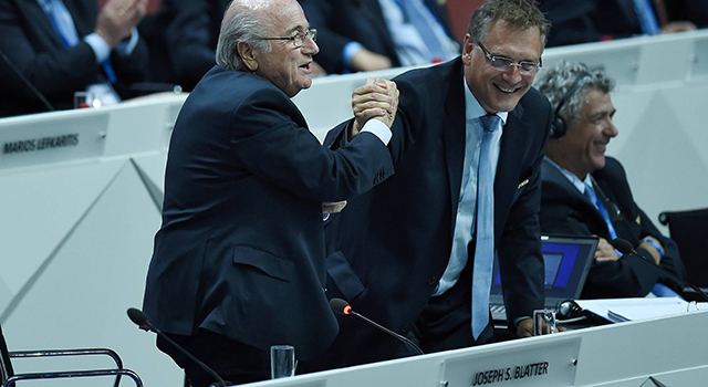 Sepp Blatter en Jérôme Valcke na de FIFA-presidentsverkiezingen op 29 mei 2015.