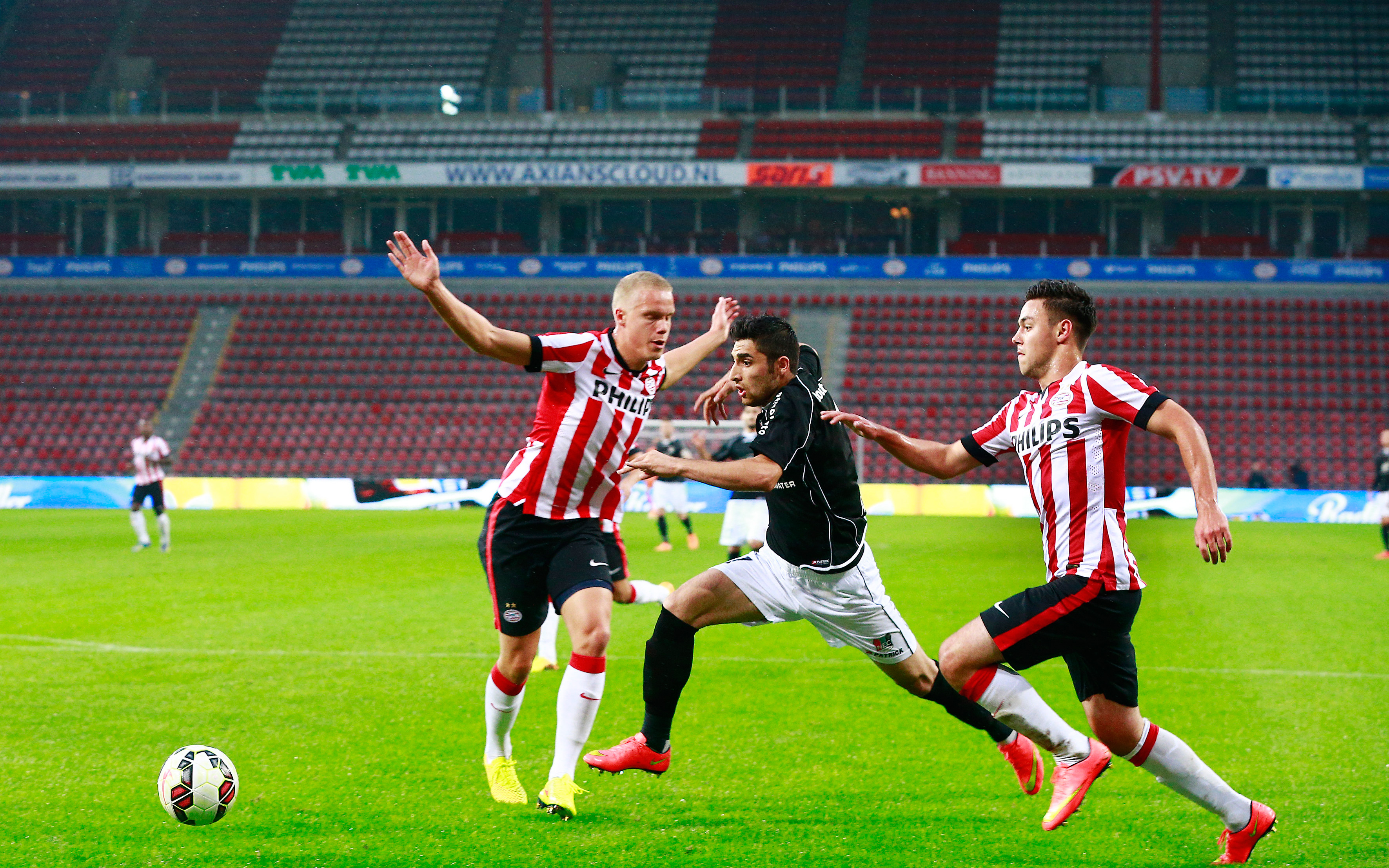 Ook dit is de Jupiler League... Speelde NEC nog niet zo lang geleden in een bomvol Philips Stadion tegen de hoofdmacht van PSV, op 26 augustus staat het treffen met de Eindhovense beloften op het programma. In een triest decor lijdt NEC de eerste nederlaag: 1-0.